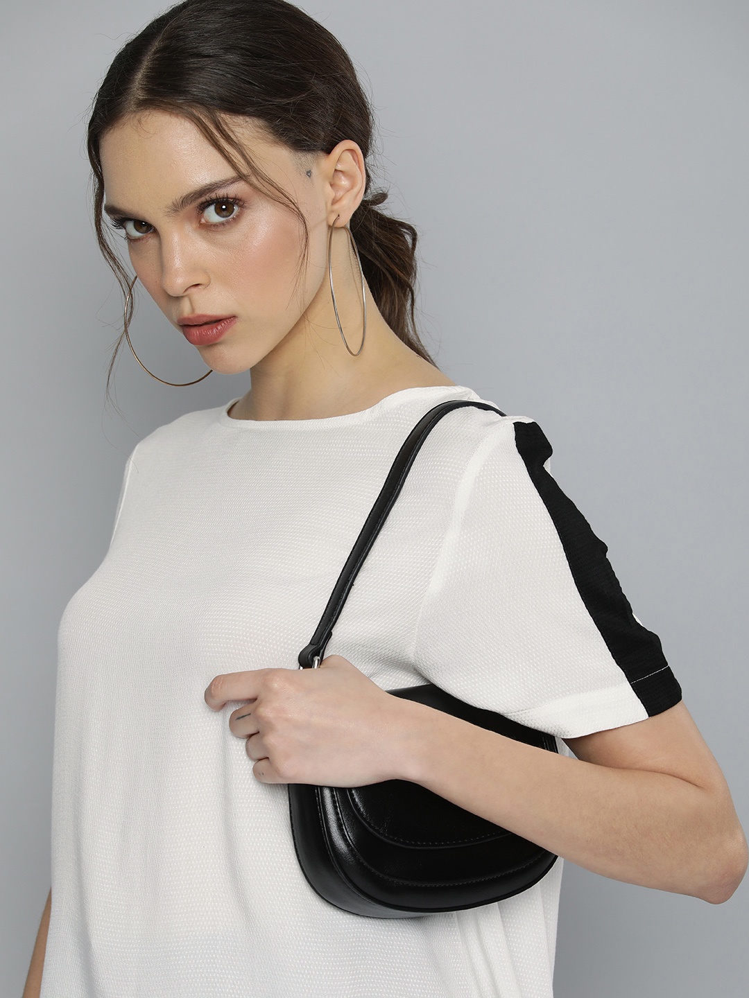 

Levis Women White & Black Textured Cloud Dancer T-shirt