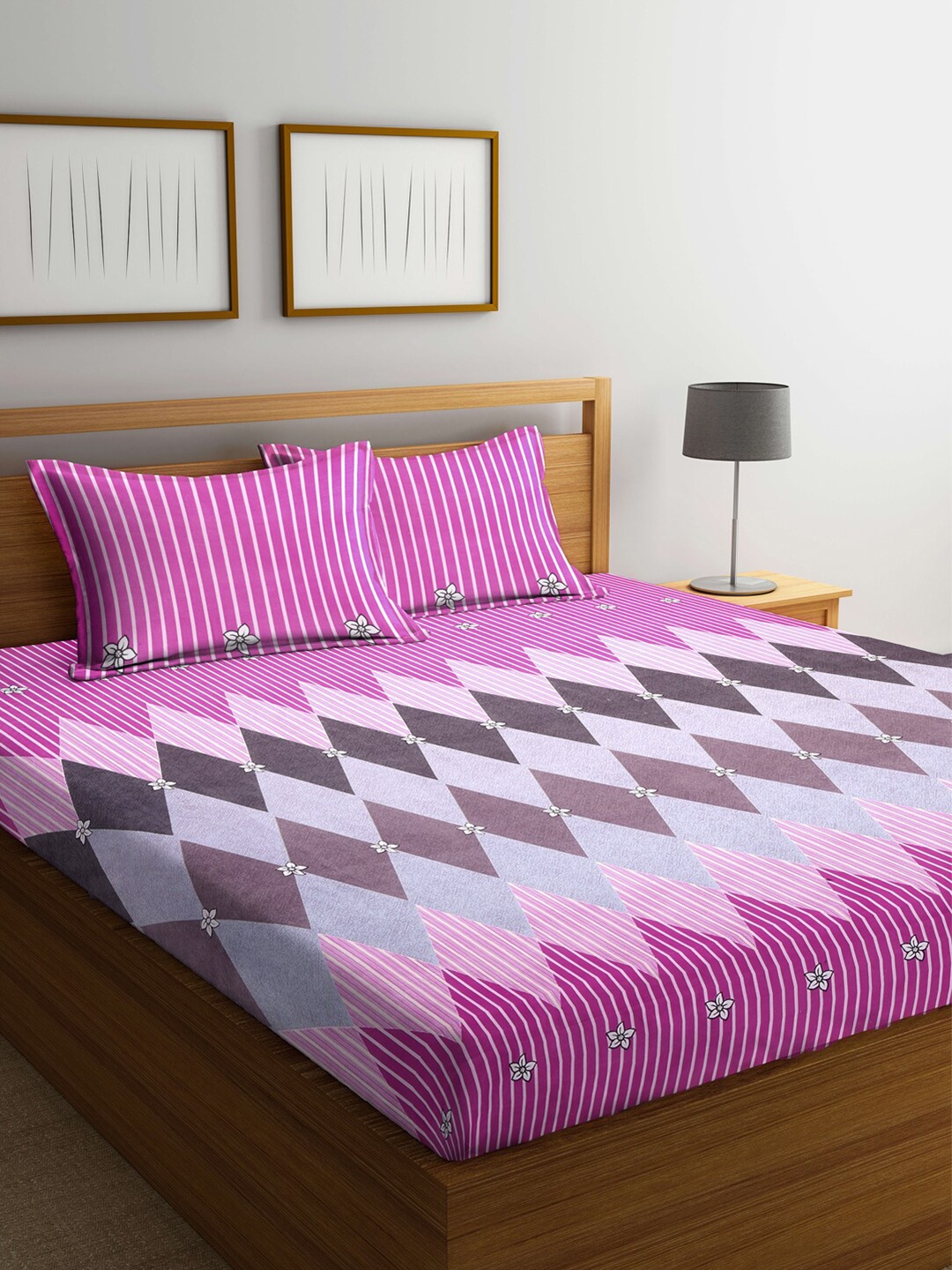 

KLOTTHE Pink & Grey Geometric 210 TC King Bedsheet with 2 Pillow Covers
