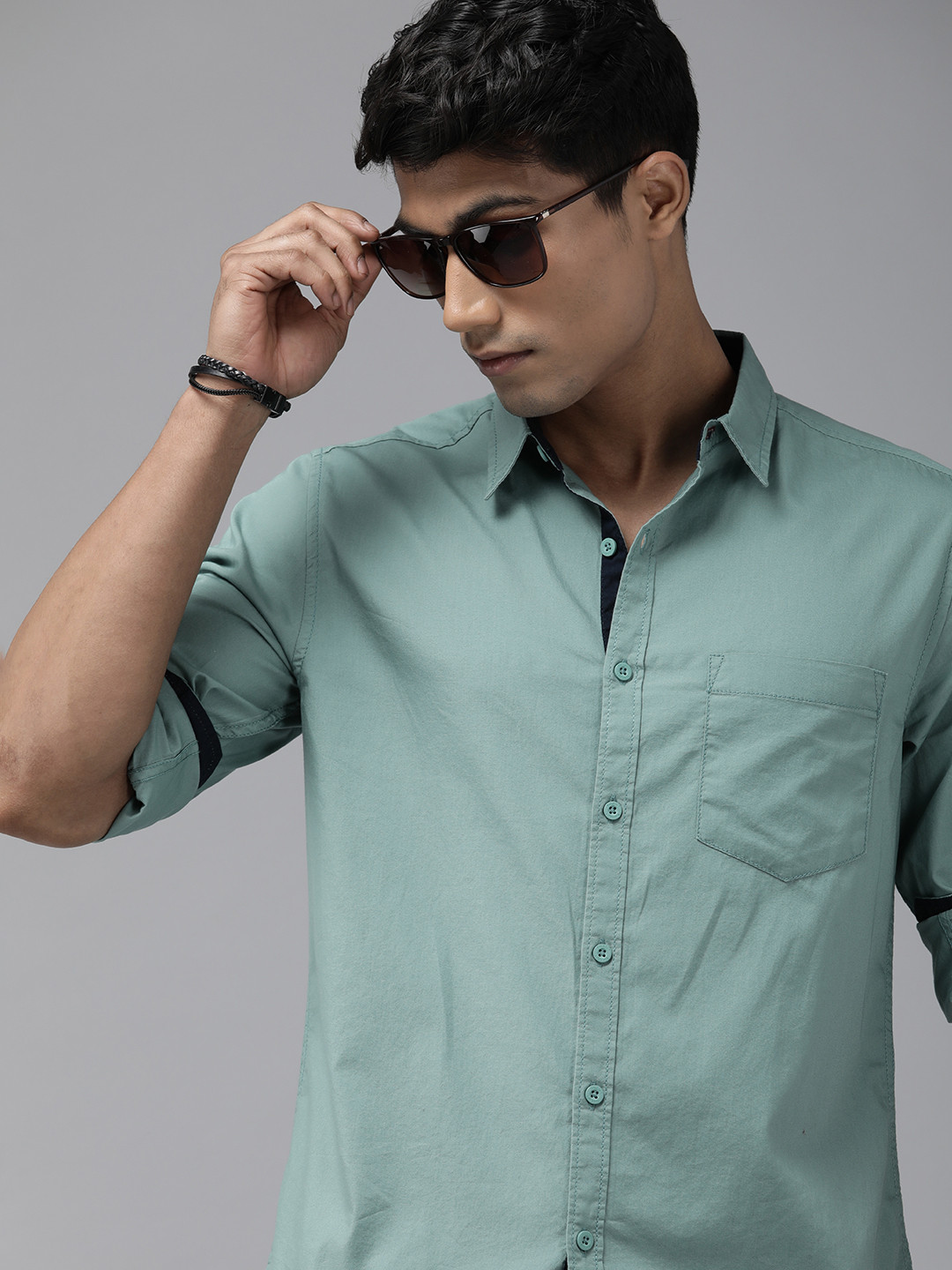 

Roadster Men Green Solid Pure Cotton Roll- up Sleeves Casual Shirt