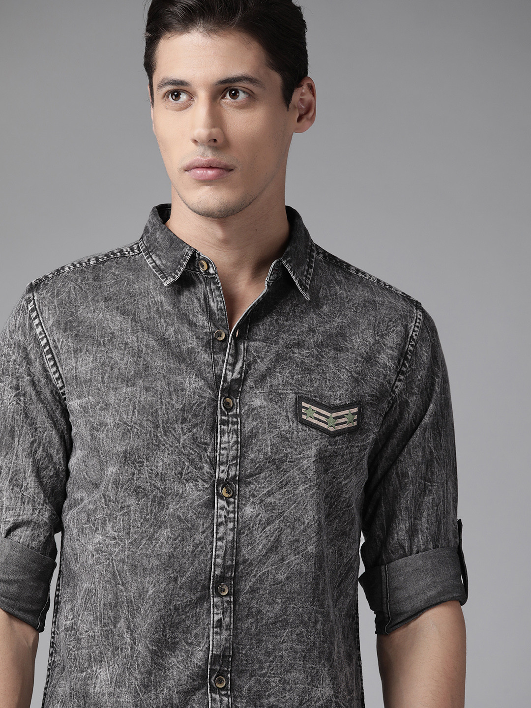 

Roadster Men Charcoal Grey Solid Pure Cotton Chambray Casual Shirt With Applique Detail