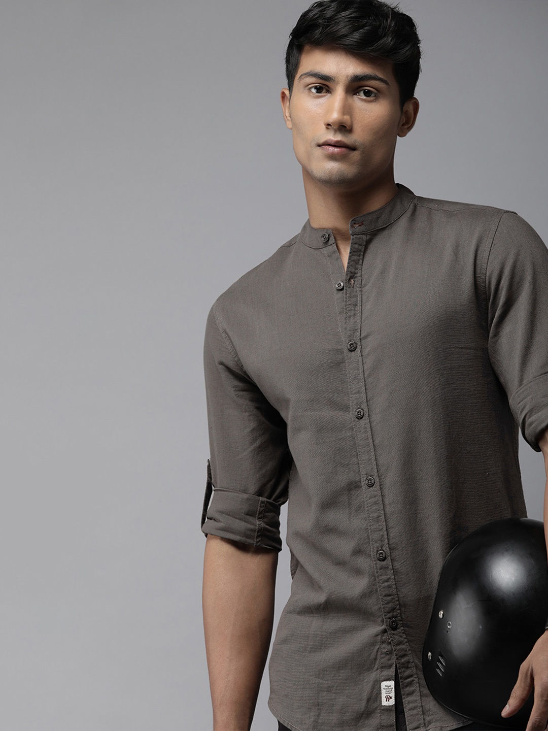 

Roadster Men Grey Solid Mandrain Collar Roll Up Sleeves Casual Shirt