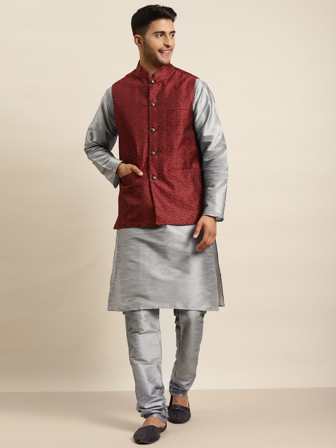 

SOJANYA Men Grey & Maroon Ethnic Motifs Kurta Set With Nehru Jacket