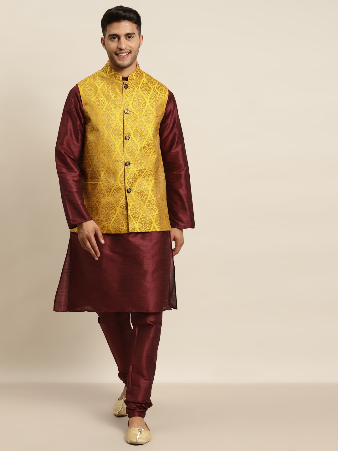 

SOJANYA Men Maroon Kurta Set & Jacket