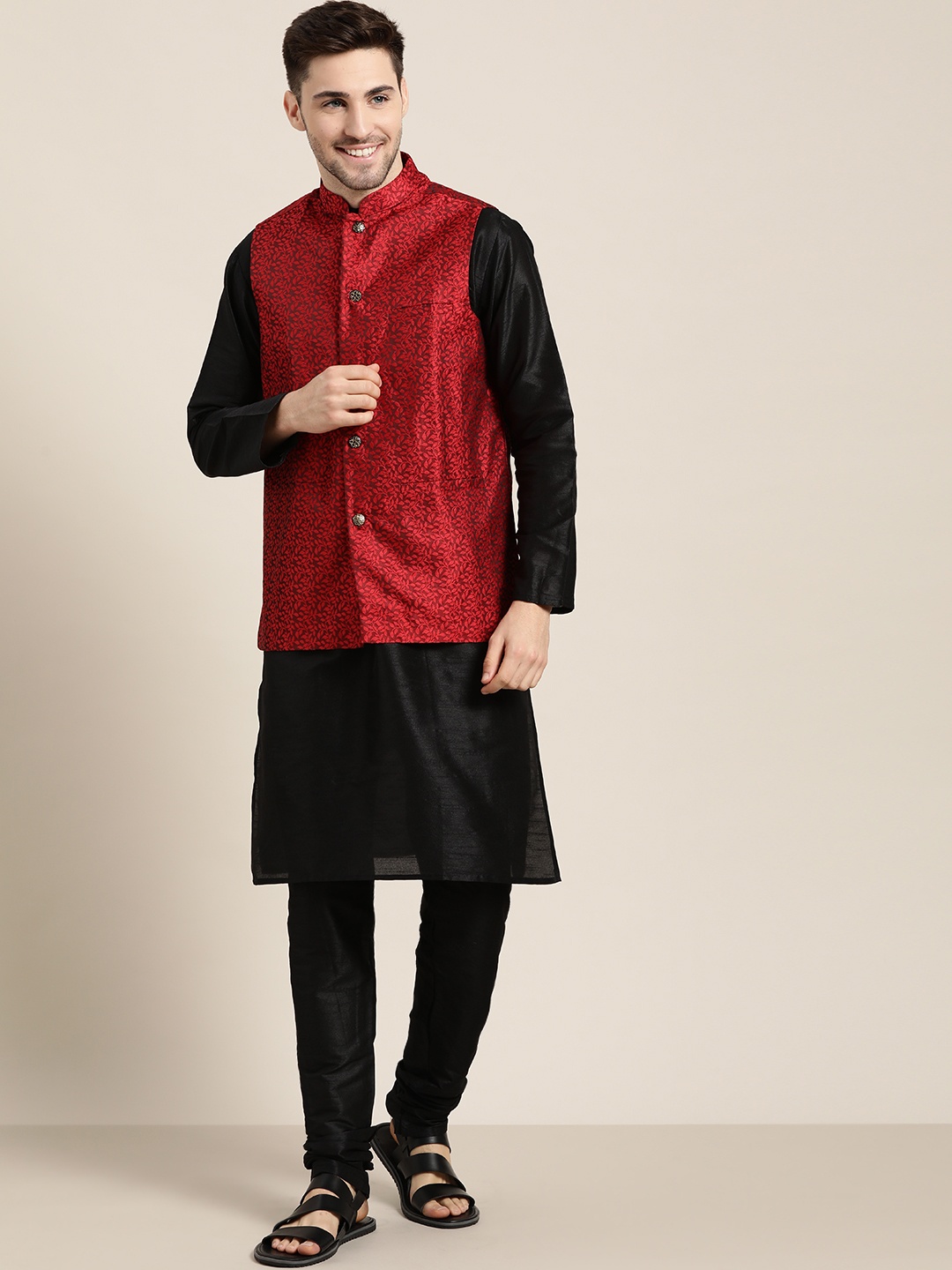 

SOJANYA Men Black Ethnic Motifs Jacquard Kurta & Churidar with Nehru Jacket