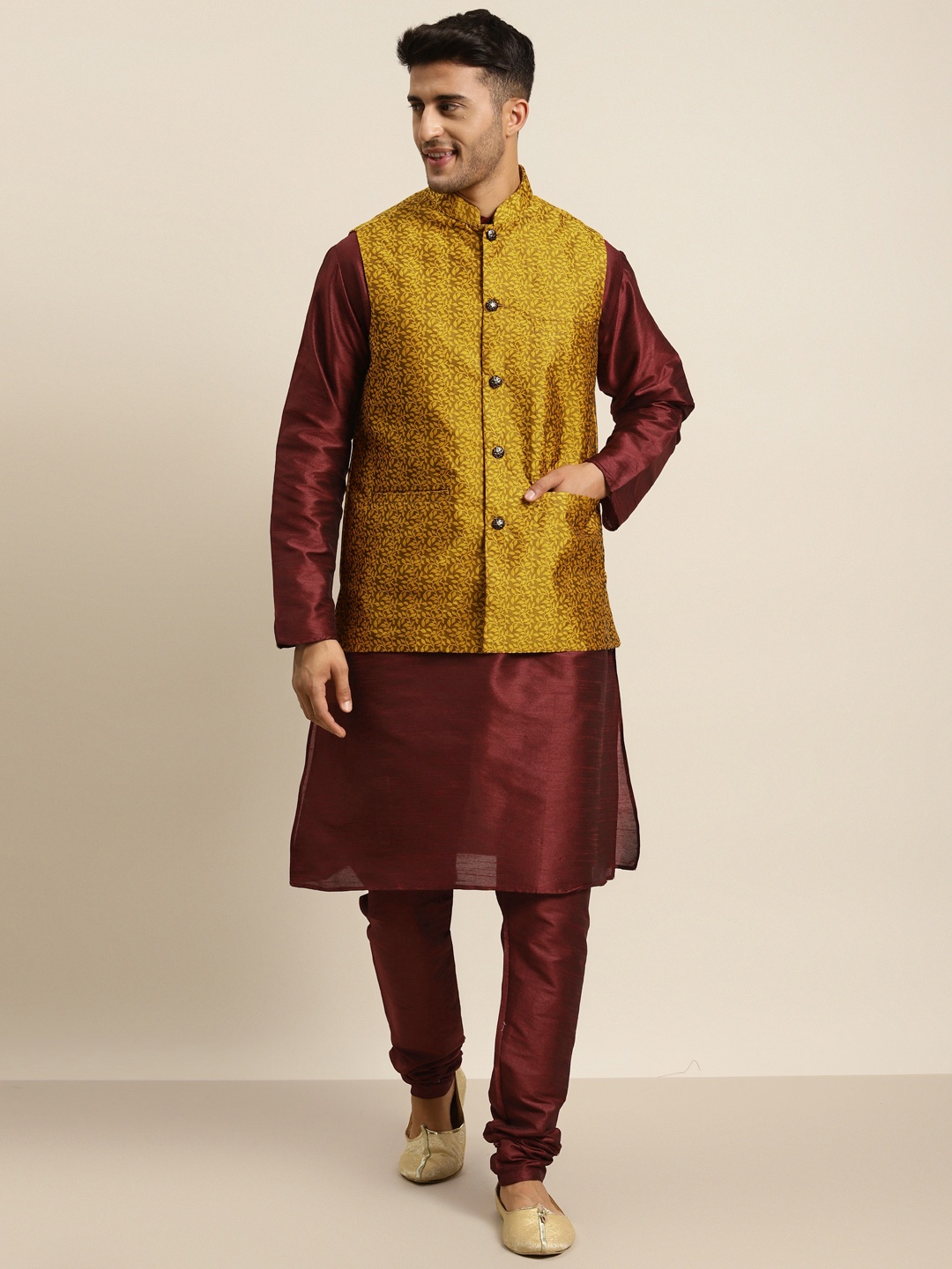 

SOJANYA Men Maroon Kurta Set & Jacket