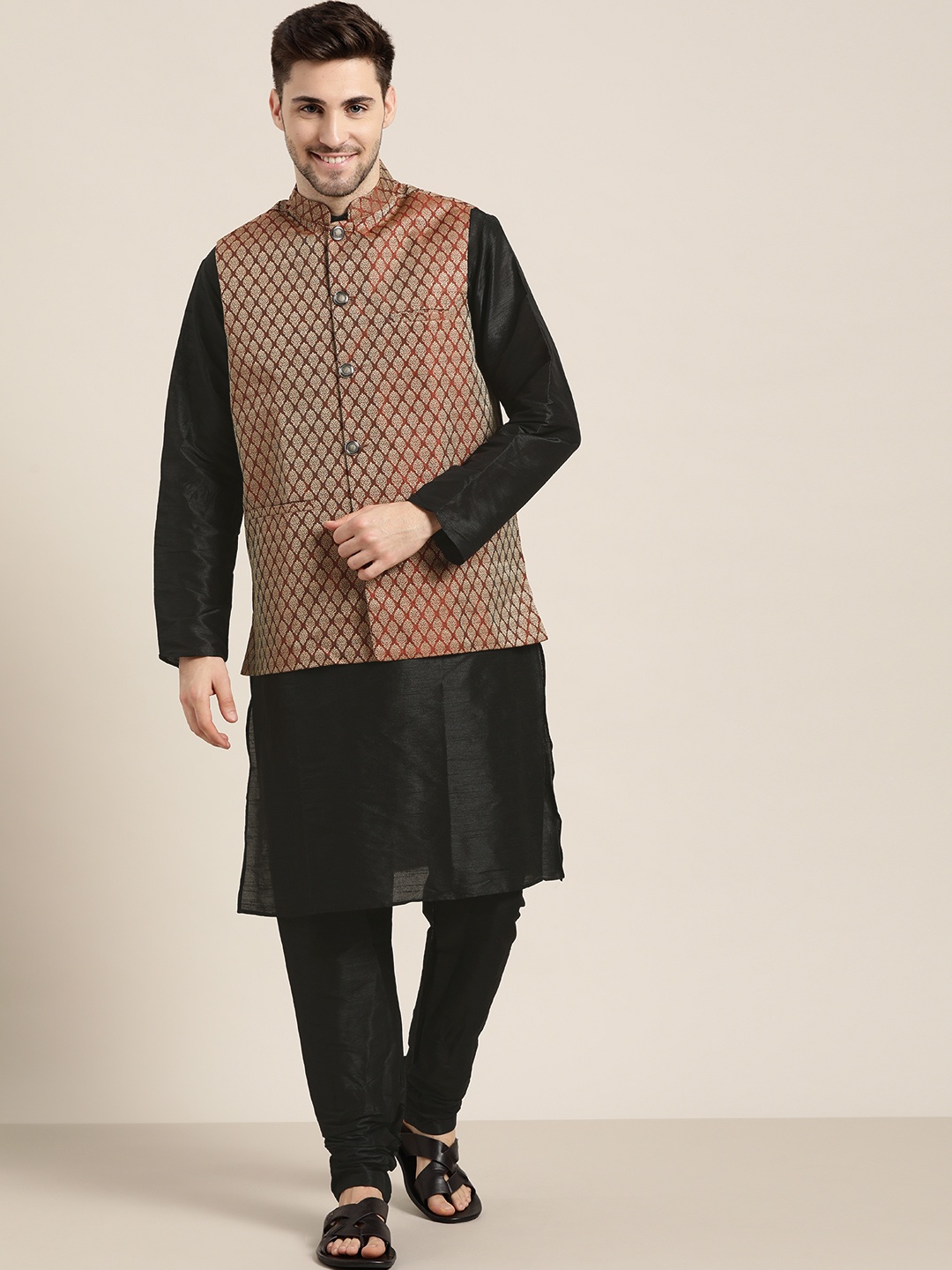 

SOJANYA Men Black & Maroon Solid Jacquard Kurta with Churidar & Woven Design Nehru Jacket