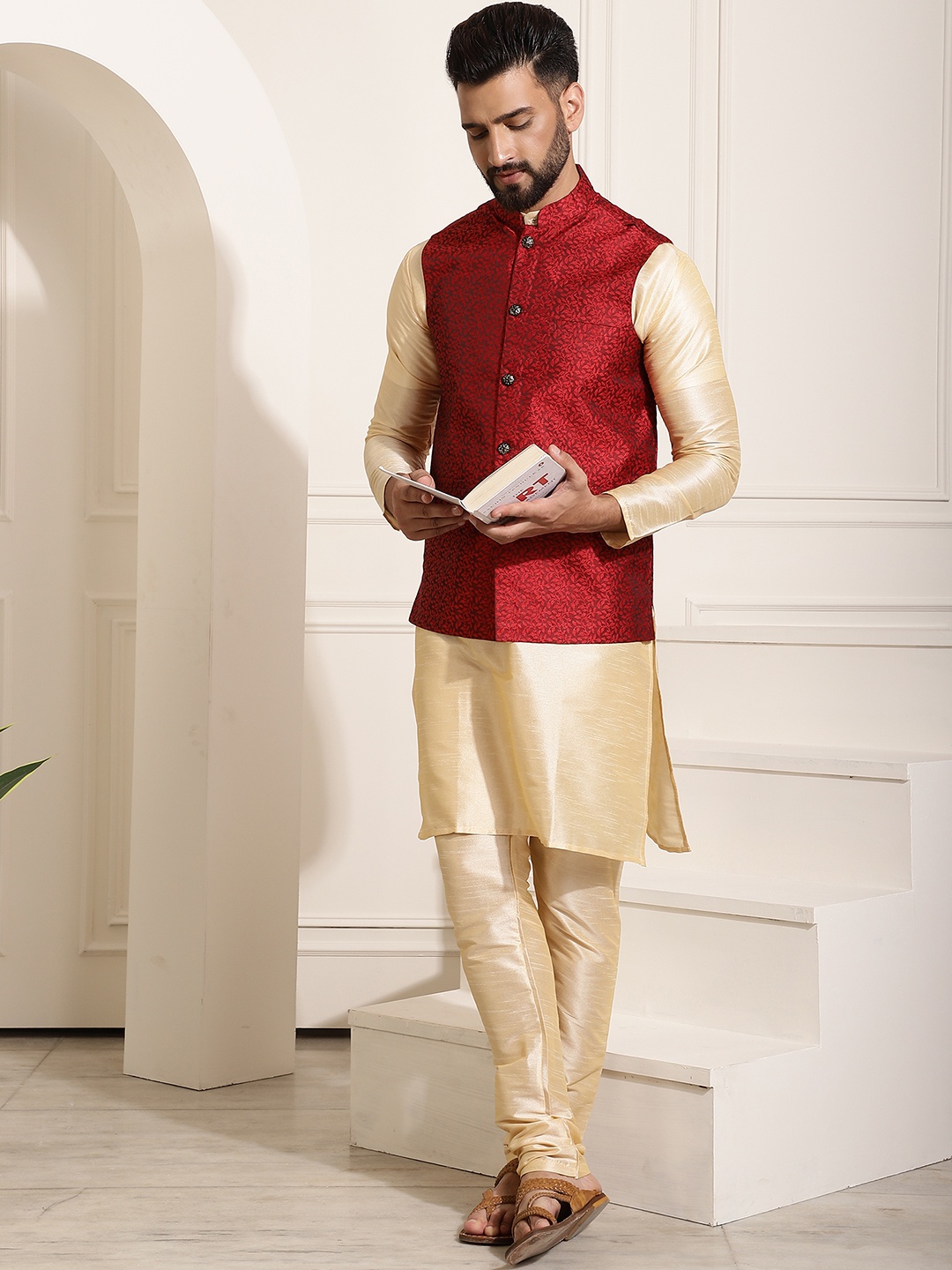 

SOJANYA Men Cream-Coloured Solid Kurta with Churidar & Nehru Jacket