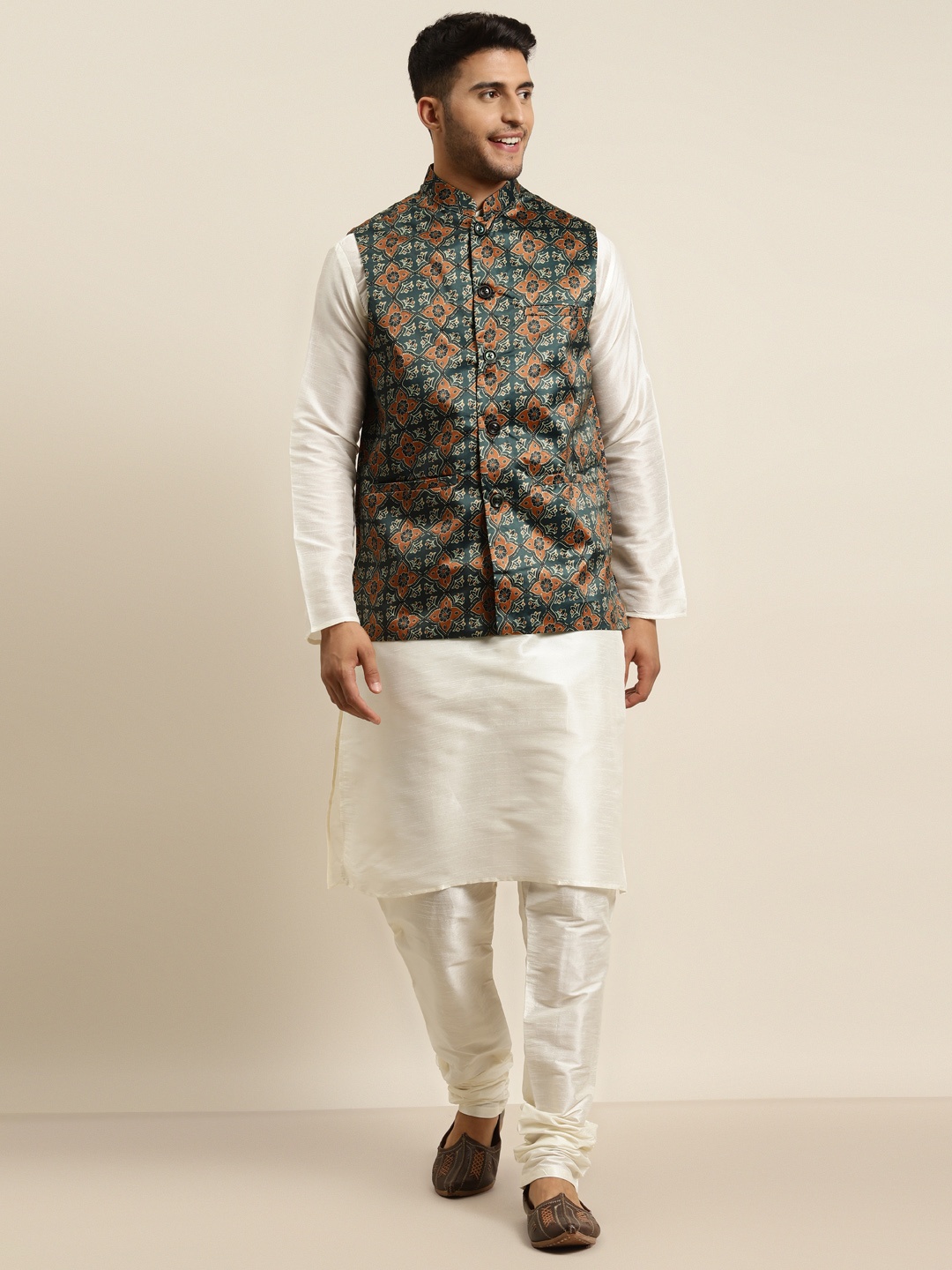 

SOJANYA Men Off White Kurta with Churidar & Nehru Jacket