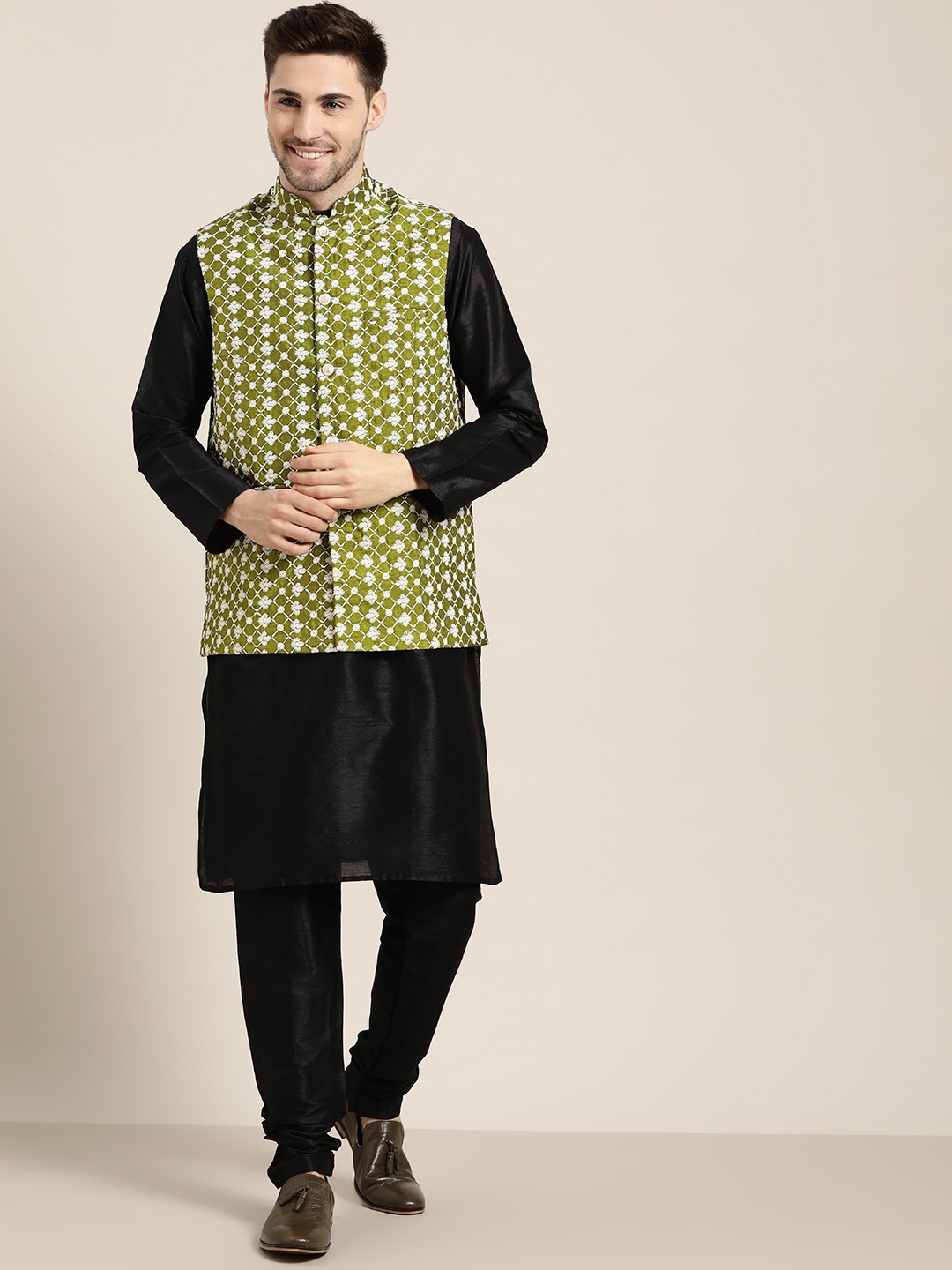 

SOJANYA Men Black Solid Kurta Set with Nehru Jacket