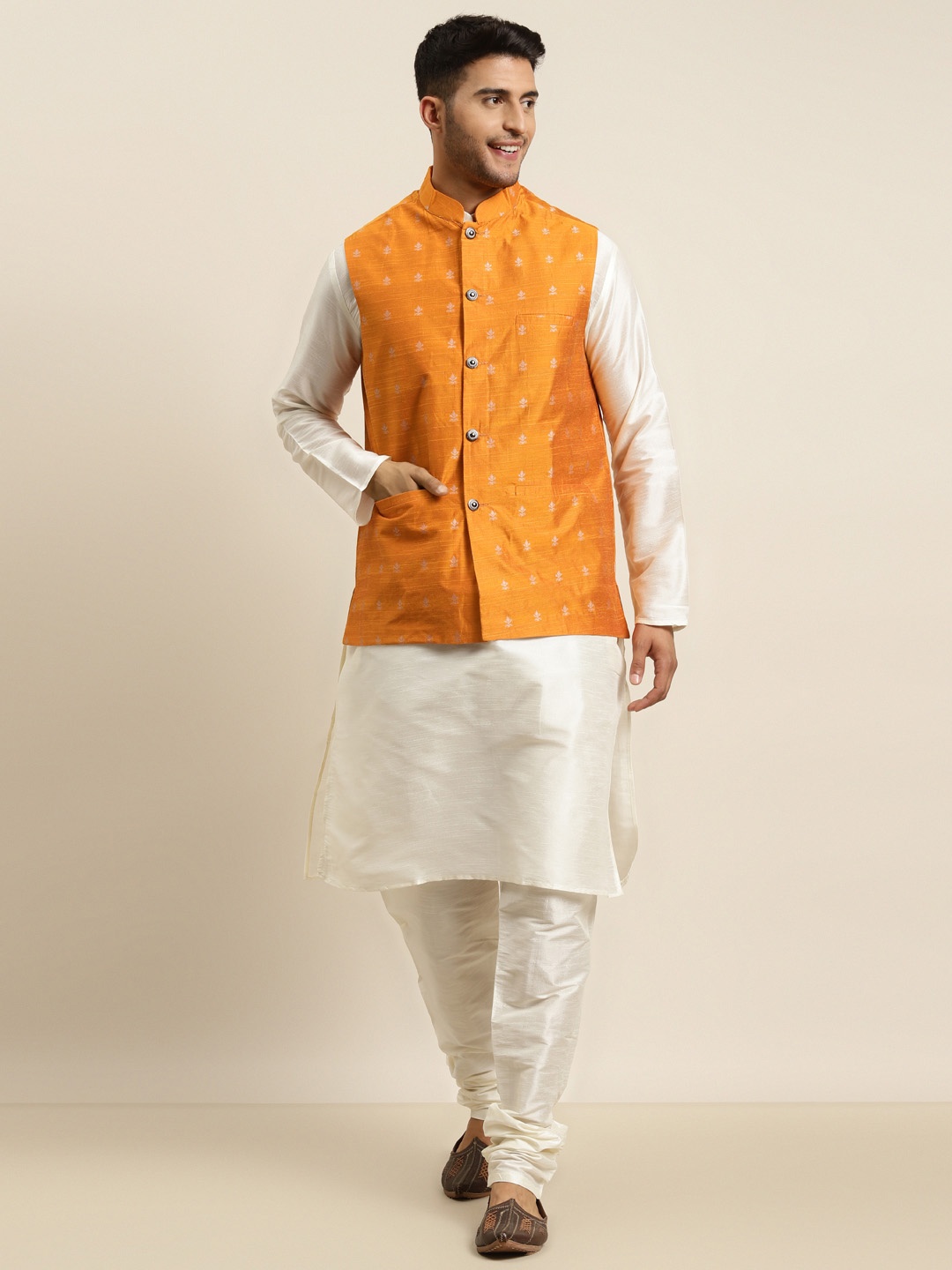 

SOJANYA Men Off White Kurta with Churidar & Nehru Jacket