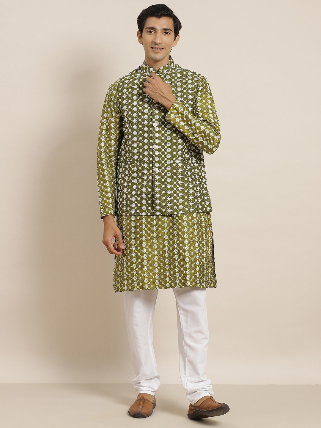 

SOJANYA Men Green Floral Embroidered Thread Work Kurta Set & Jacket