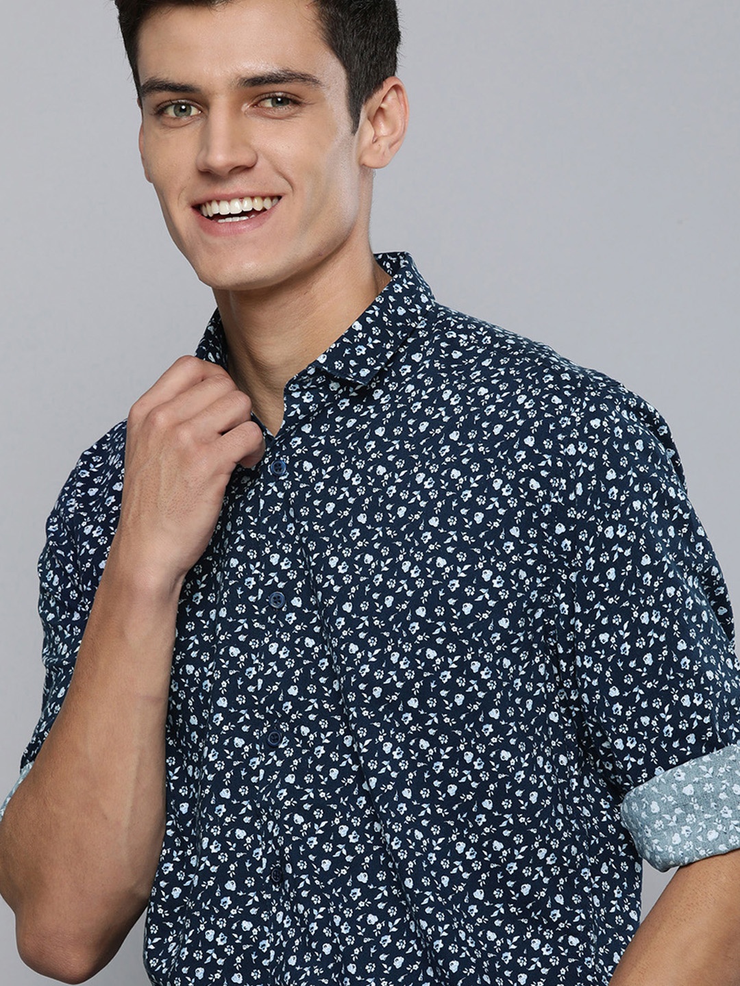 

Mast & Harbour Men Navy Blue & White Slim Fit Floral Printed Casual Shirt