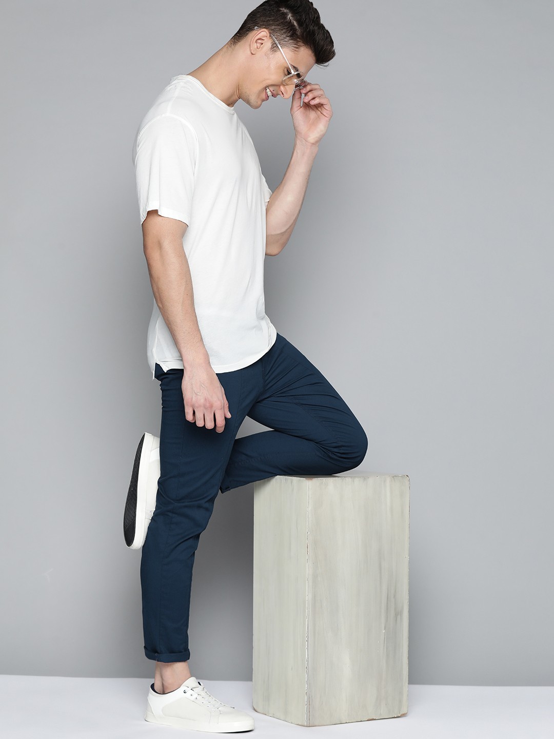 

Mast & Harbour Men Navy Blue Solid Pleated Mid-Rise Regular Fit Trousers