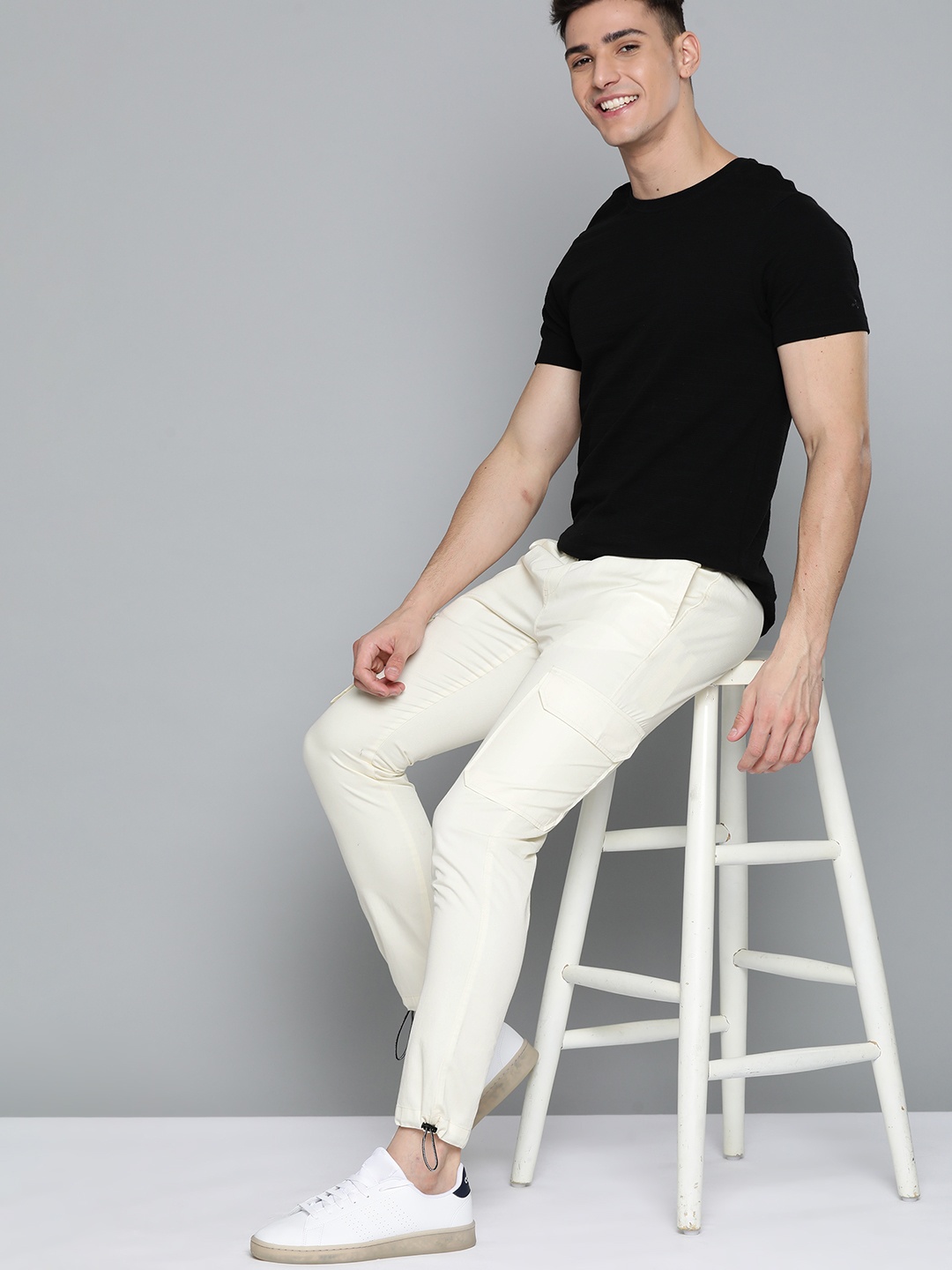 

Mast & Harbour Men Cream-Coloured Pure Cotton Cargos Trousers