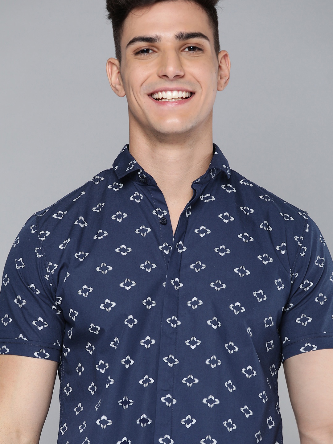 

Mast & Harbour Men Navy Blue & White Pure Cotton Casual Shirt