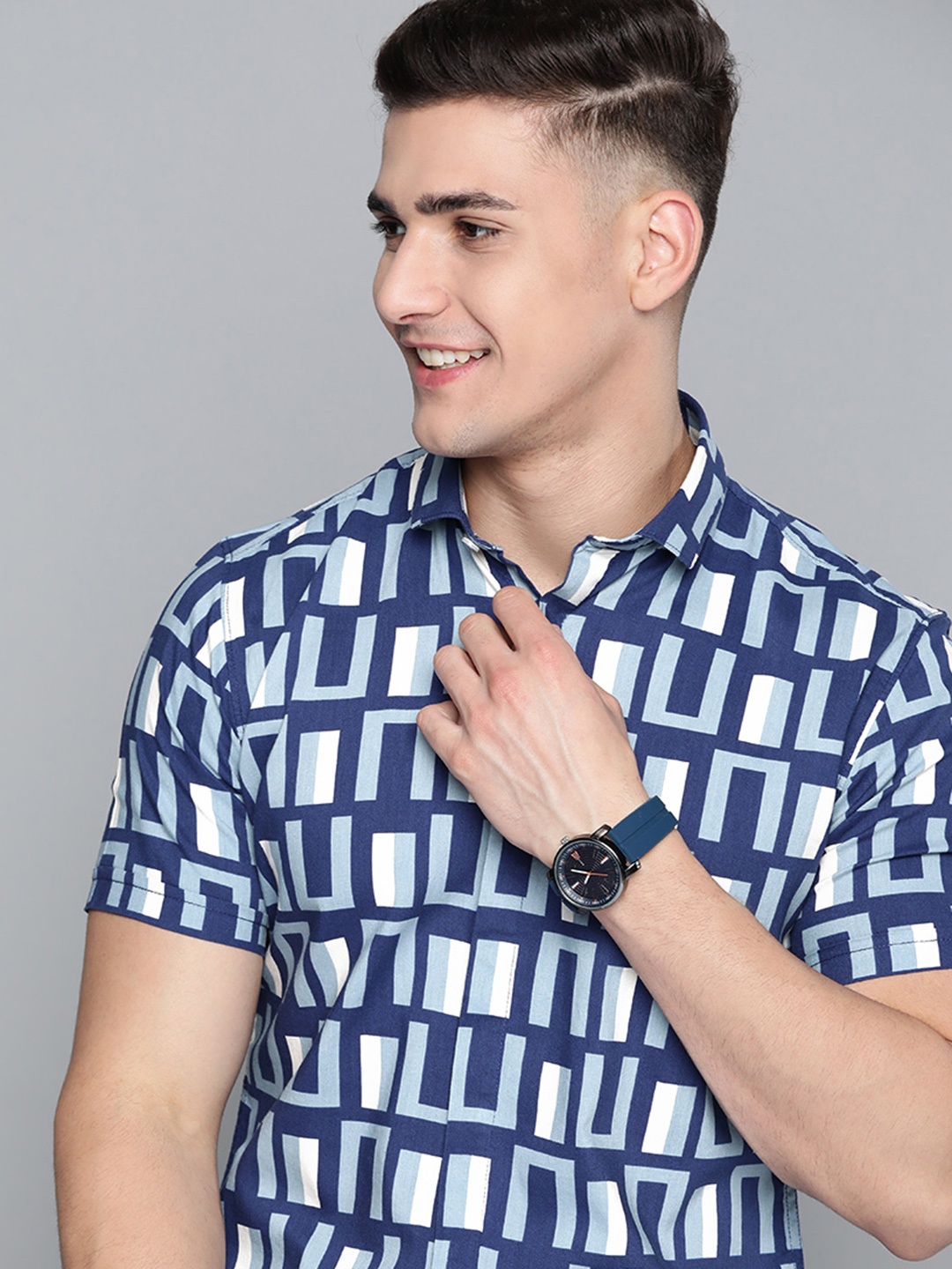 

Mast & Harbour Men Navy Blue & White Geometric Printed Casual Shirt