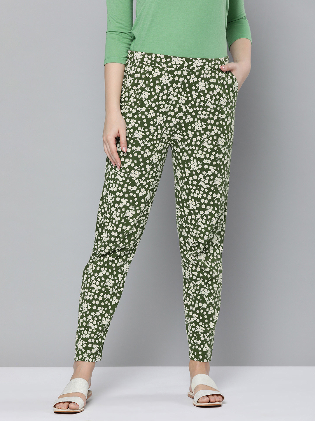 

HERE&NOW Women Olive Green Floral Printed Pure Cotton Cropped Lounge Pants