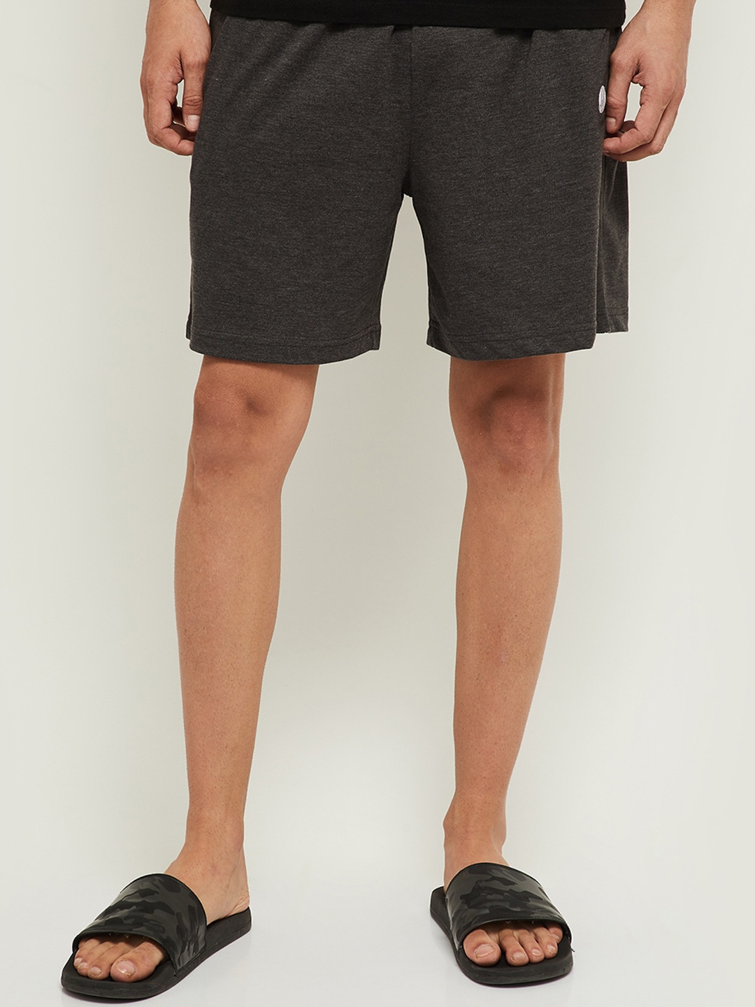 

max Men Grey Solid Mid-Rise Regular Shorts