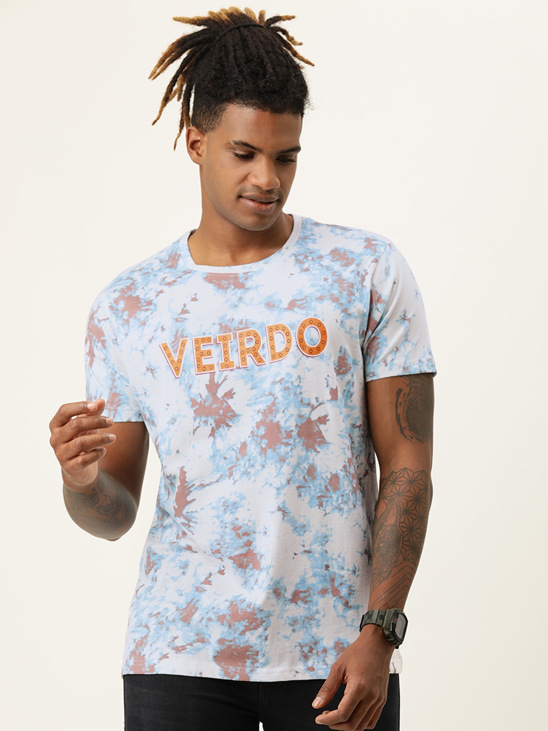 

VEIRDO Men White & Blue Tie and Dye T-shirt with Brand Logo Print