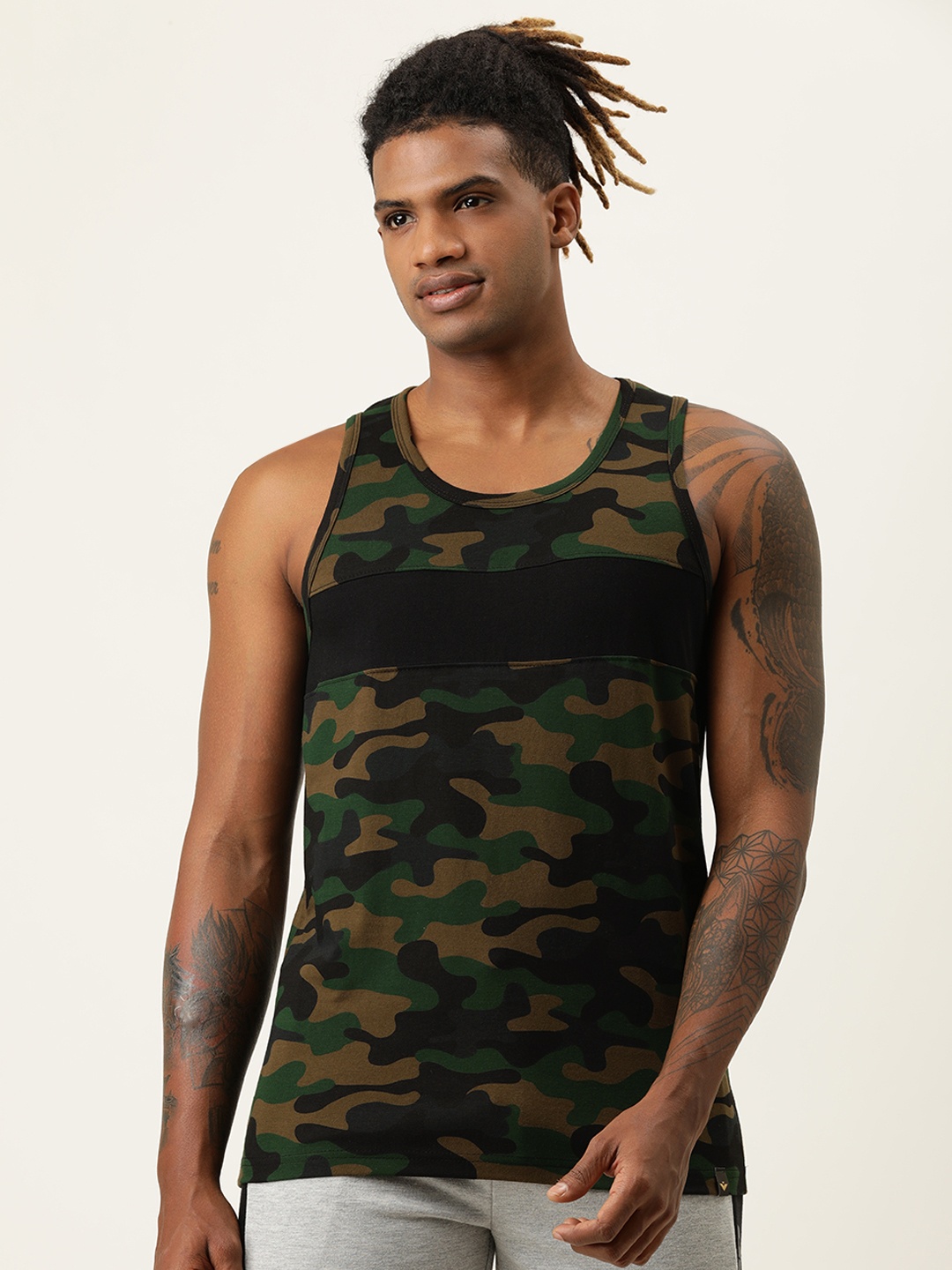 

VEIRDO Men Olive Green & Black Camouflage Printed T-shirt