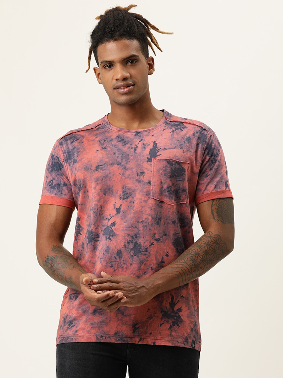 

VEIRDO Men Dusty Pink & Blue Tie and Dye T-shirt with Pocket Detailing