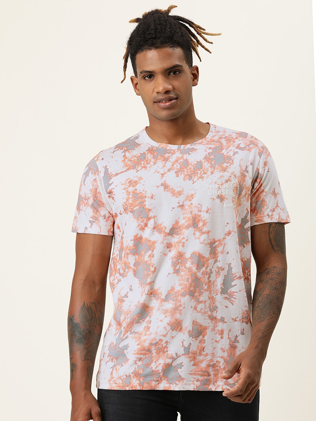 

VEIRDO Men White & Orange Tie and Dye T-shirt