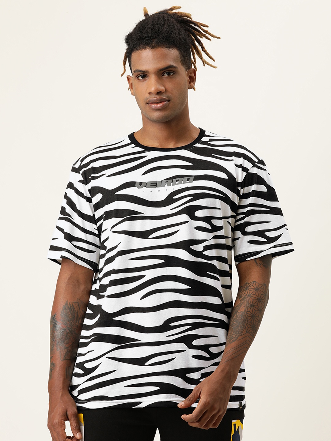 

VEIRDO Men Black & White Printed Oversized T-shirt