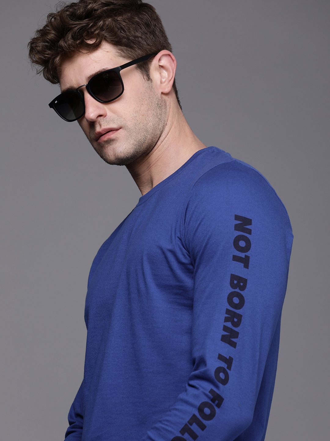 

WROGN Men Blue Slim Fit T-shirt with Printed Sleeves