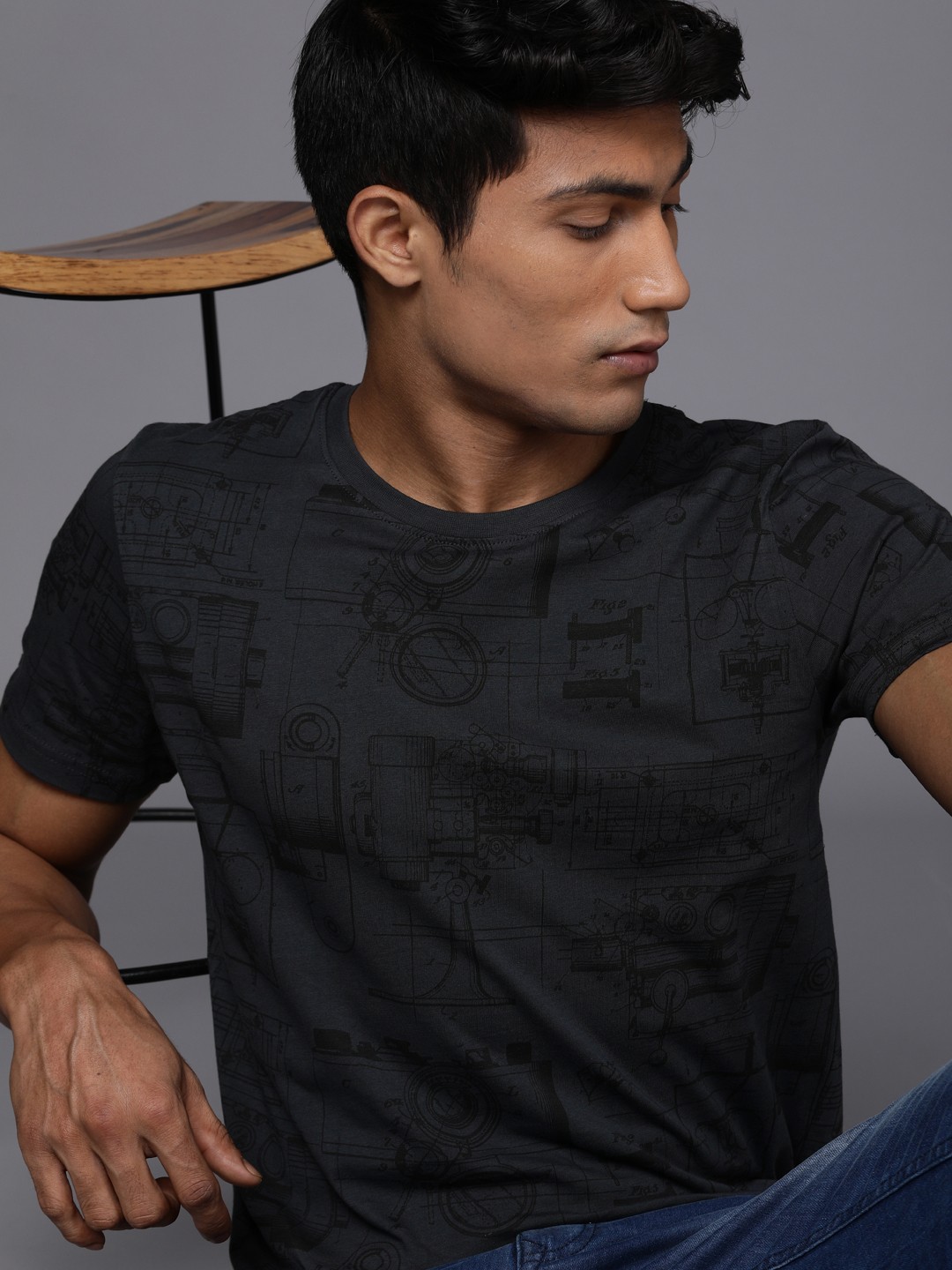 

WROGN Men Charcoal Grey & Black Printed Slim Fit T-shirt