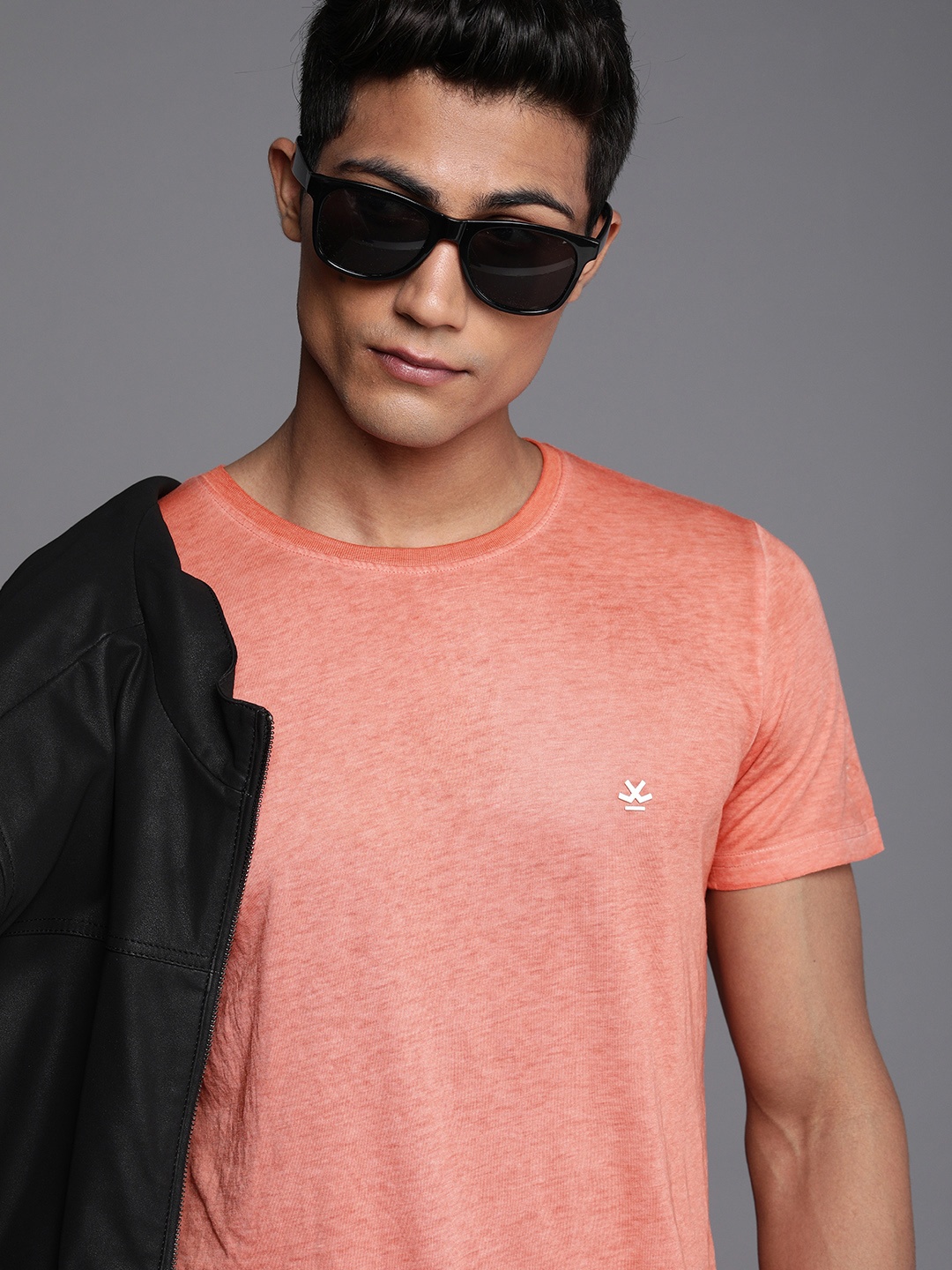 

WROGN Men Peach-Coloured Slim Fit Solid Round Neck T-shirt