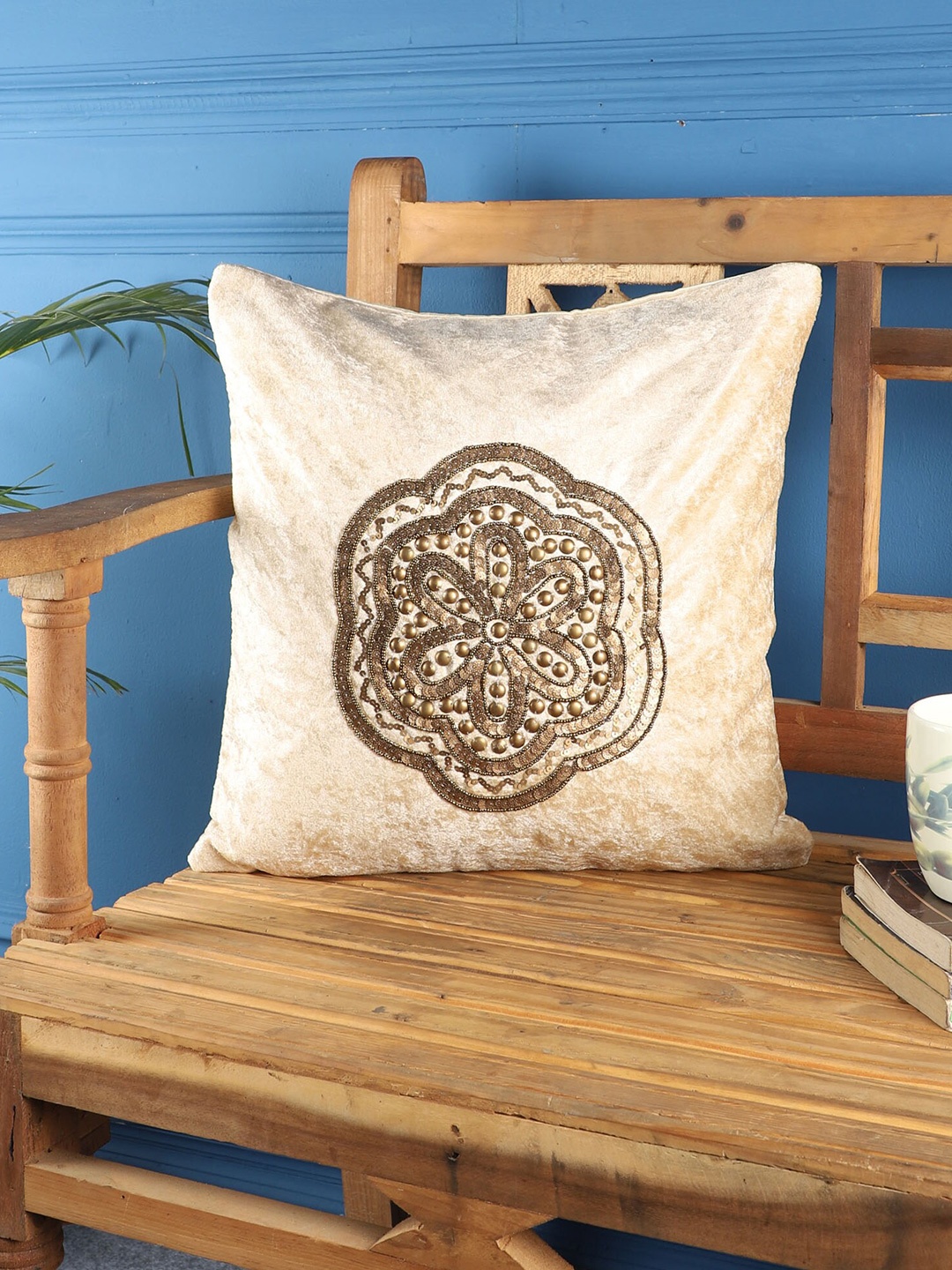 

MFD HOME FURNISHING Off White & Gold-Toned Embellished Velvet Square Cushion Covers