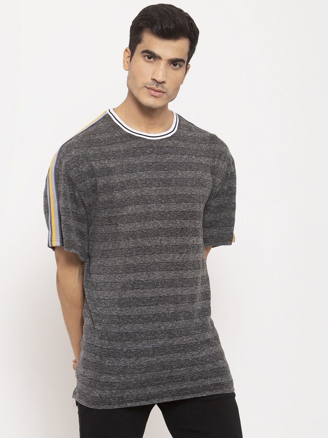

DOOR74 Men Grey Striped Drop-Shoulder Sleeves Raw Edge T-shirt