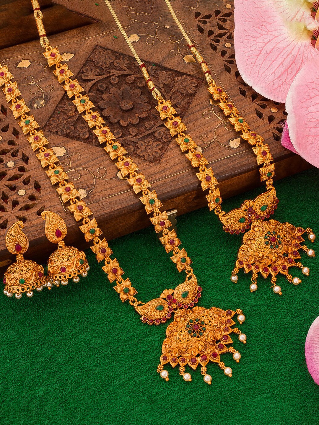 

aadita Gold-Plated Red & Green Pearl Beaded & Stone-Studded Dual Jewellery Set