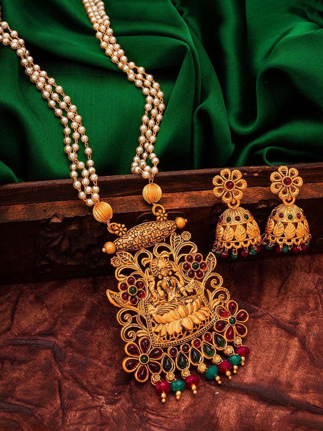 

aadita Gold-Plated White & Red Pearl Beaded & Stone-Studded Temple Jewellery Set