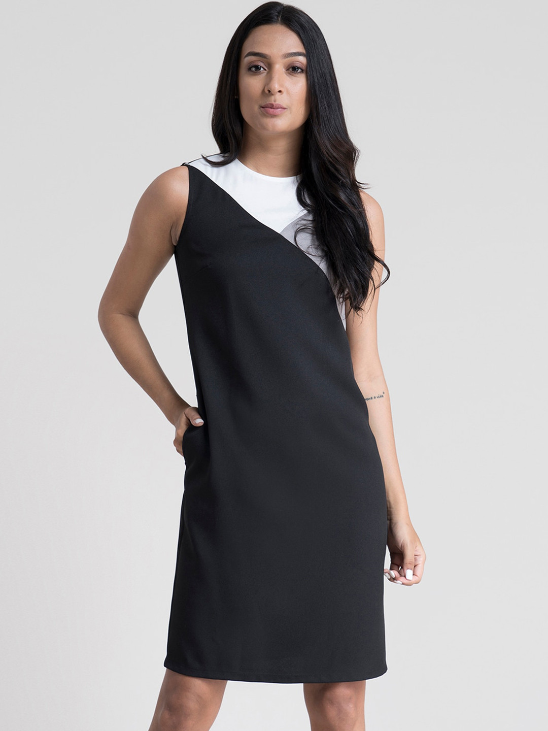 

FableStreet Women Black & White Colourblocked Sheath Dress
