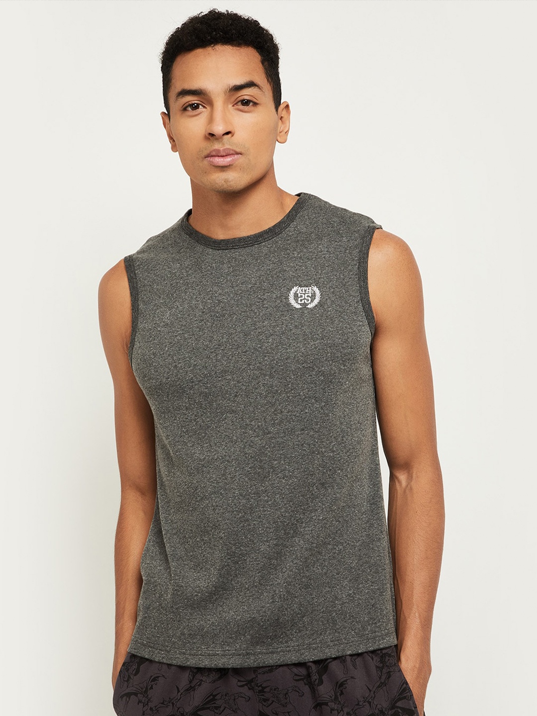 

max Men Grey Colourblocked Applique T-shirt