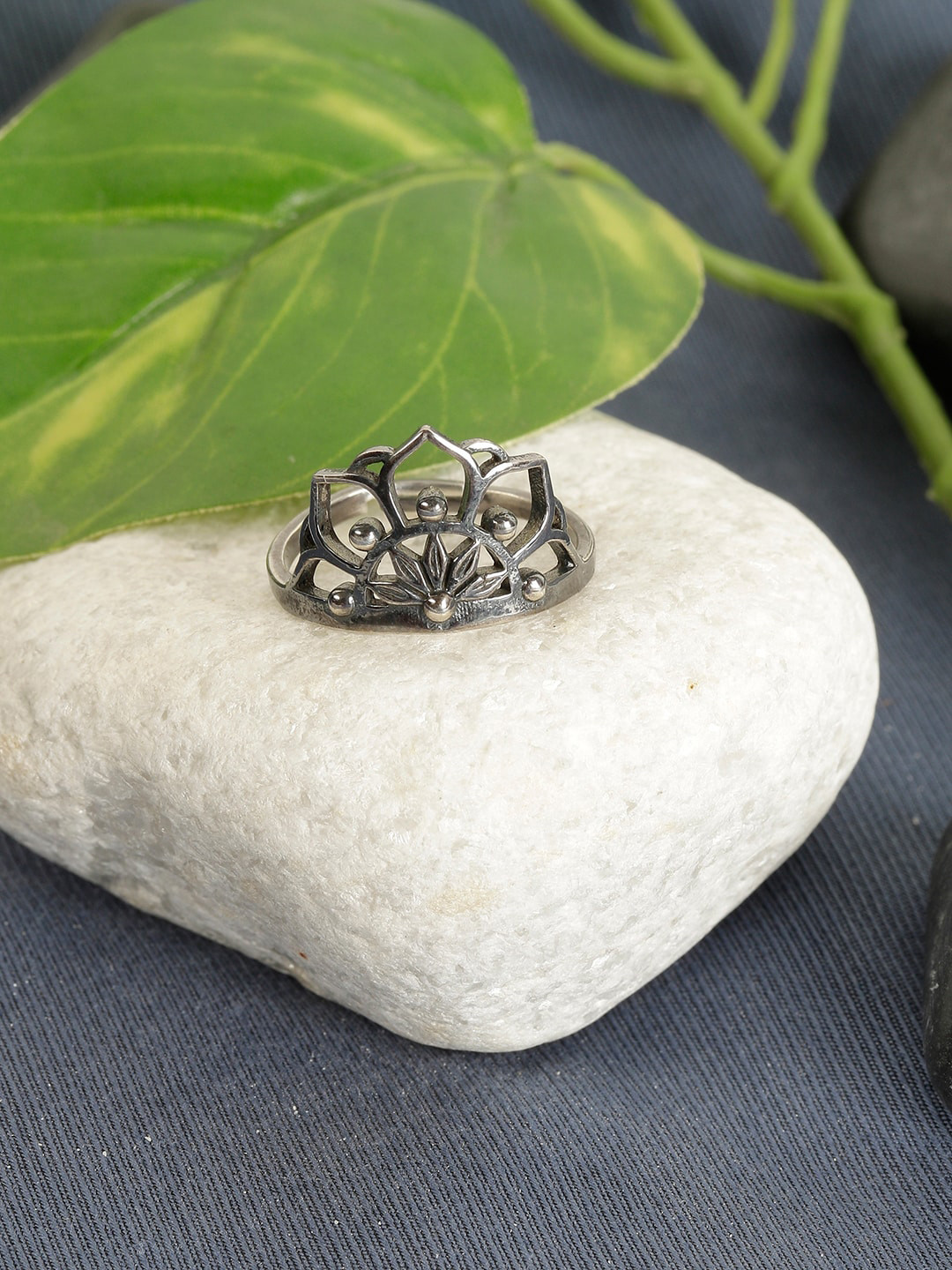 

GIVA 925 Sterling Silver Oxidised Queens Crown Ring