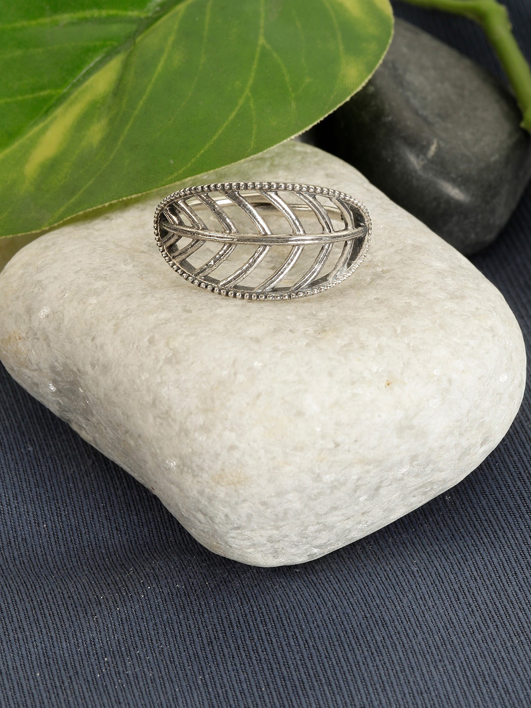 

GIVA 925 Sterling Silver Oxidised Wrapped Leaf Ring