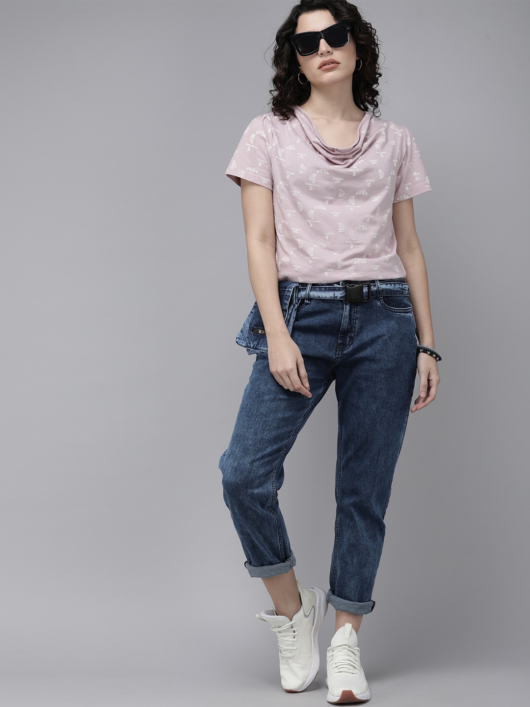 

Roadster Women Blue Slim Fit Mid-Rise Clean Look Light Fade Jeans With Waist Bag