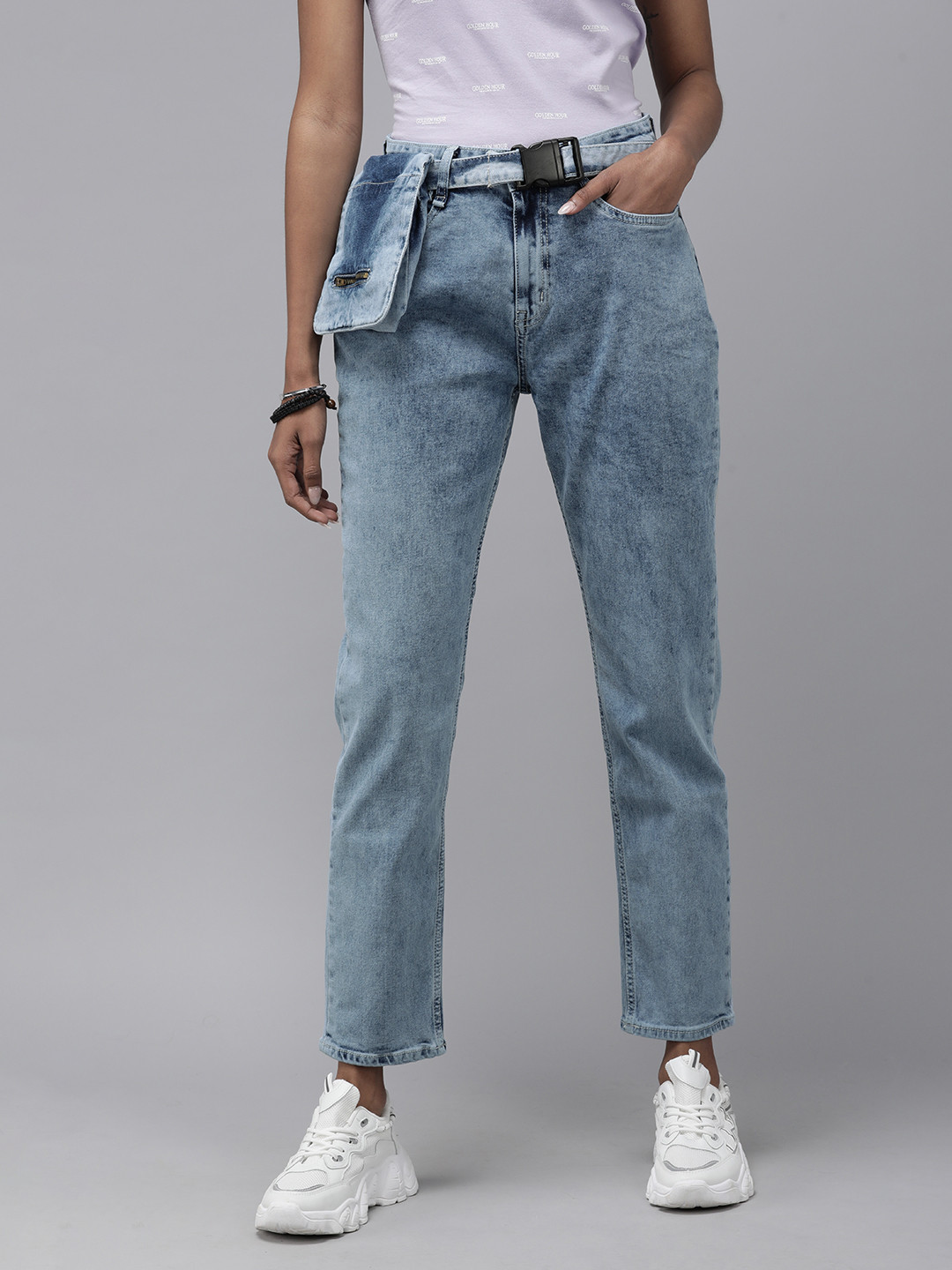 

Roadster Women Light Blue Slim Fit Mid-Rise Light Fade Jeans With Waist Bag