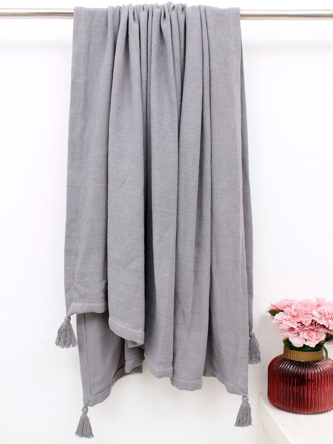 

AVI Living Grey Self-Design 500 GSM Waffle Weave Pure Cotton Throw With Tassels