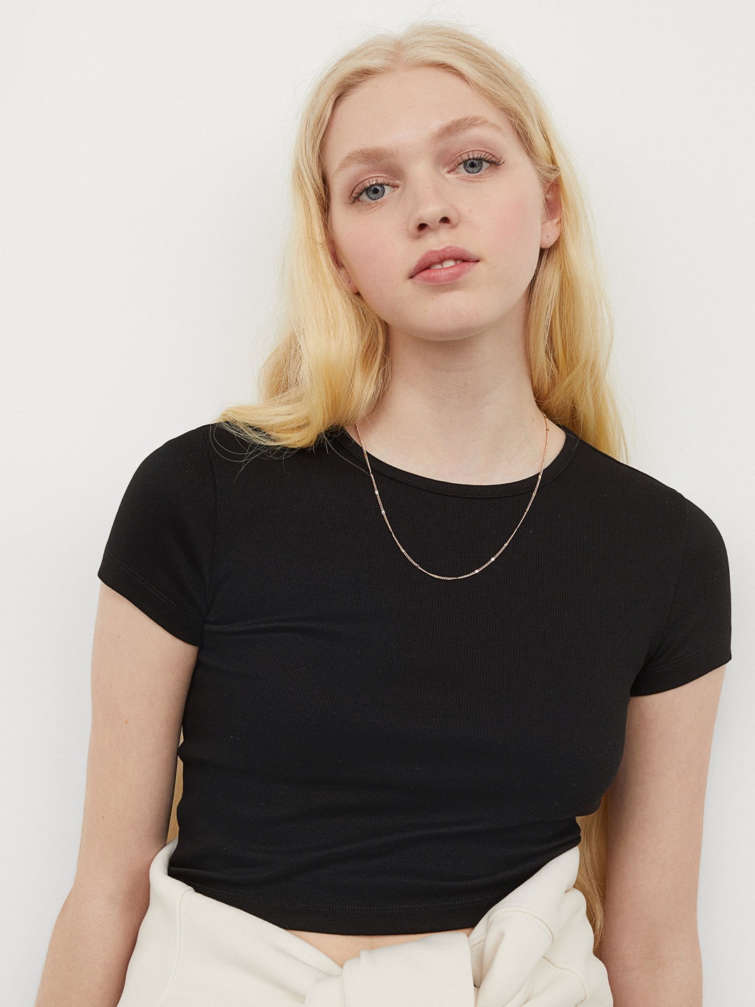 

H&M Black Ribbed Cropped Top