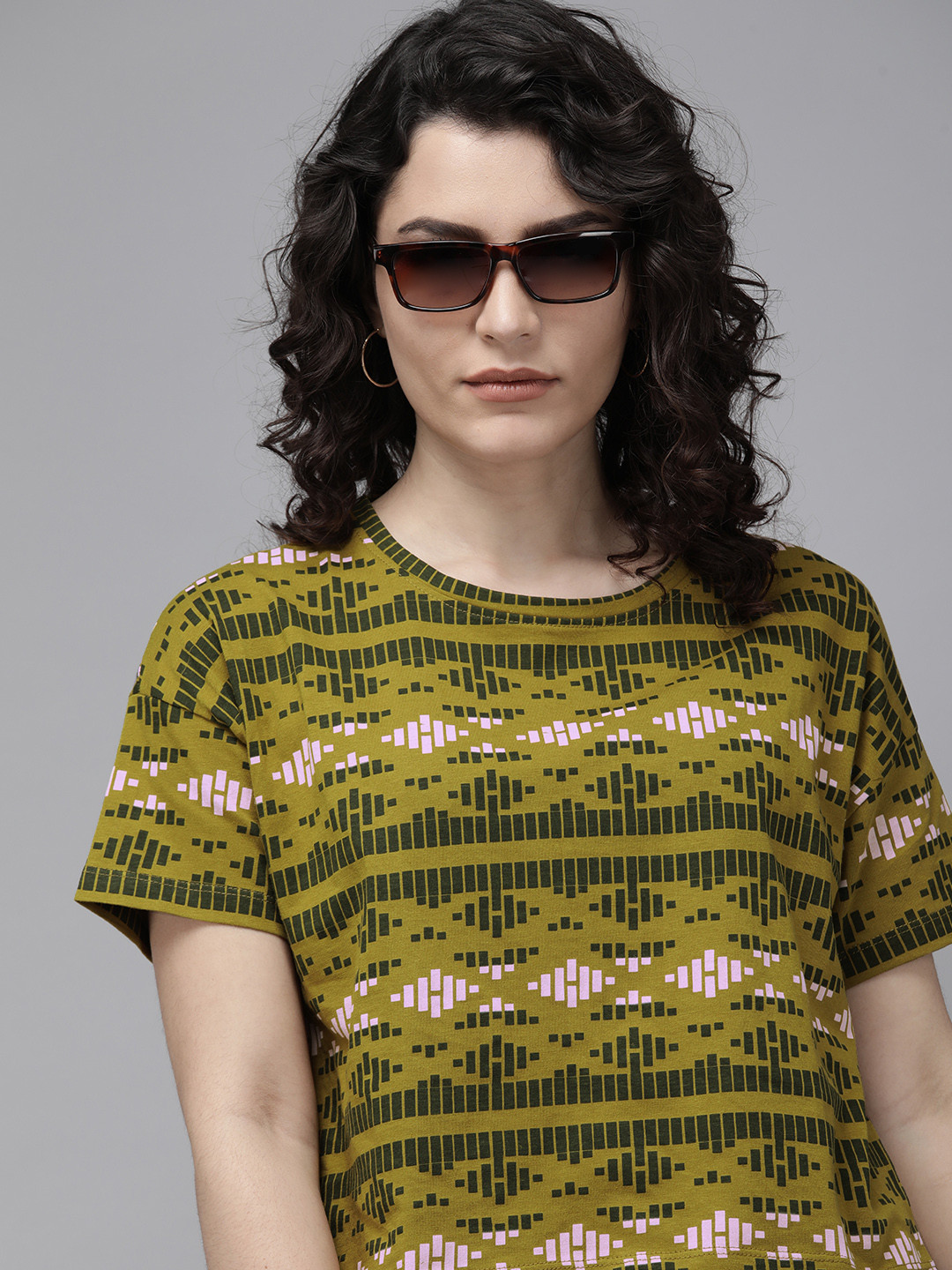 

Roadster Women Olive Green & White Geometric Printed Pure Cotton Boxy T-shirt