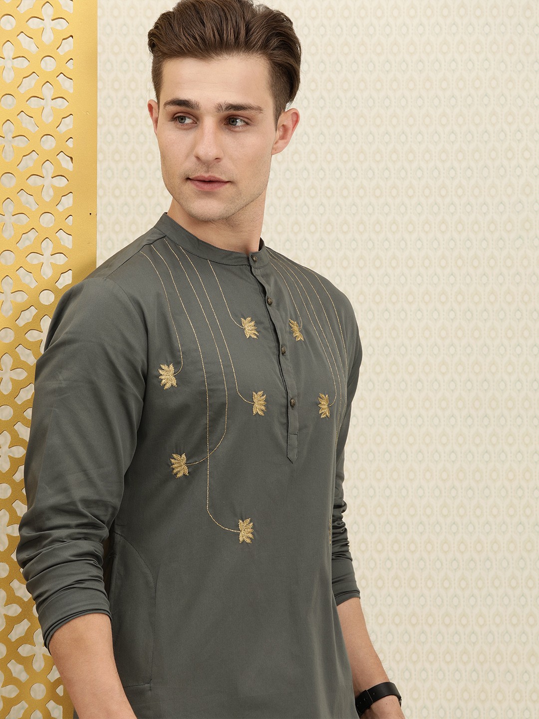 

House of Pataudi Men Grey & Gold-Toned Ethnic Motifs Embroidered Thread Work Kurta