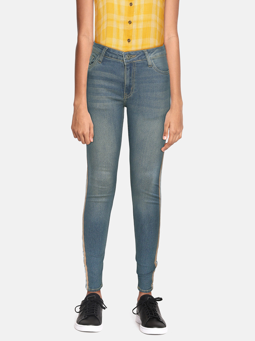 

UTH by Roadster Girls Blue Light Fade Stretchable Jeans