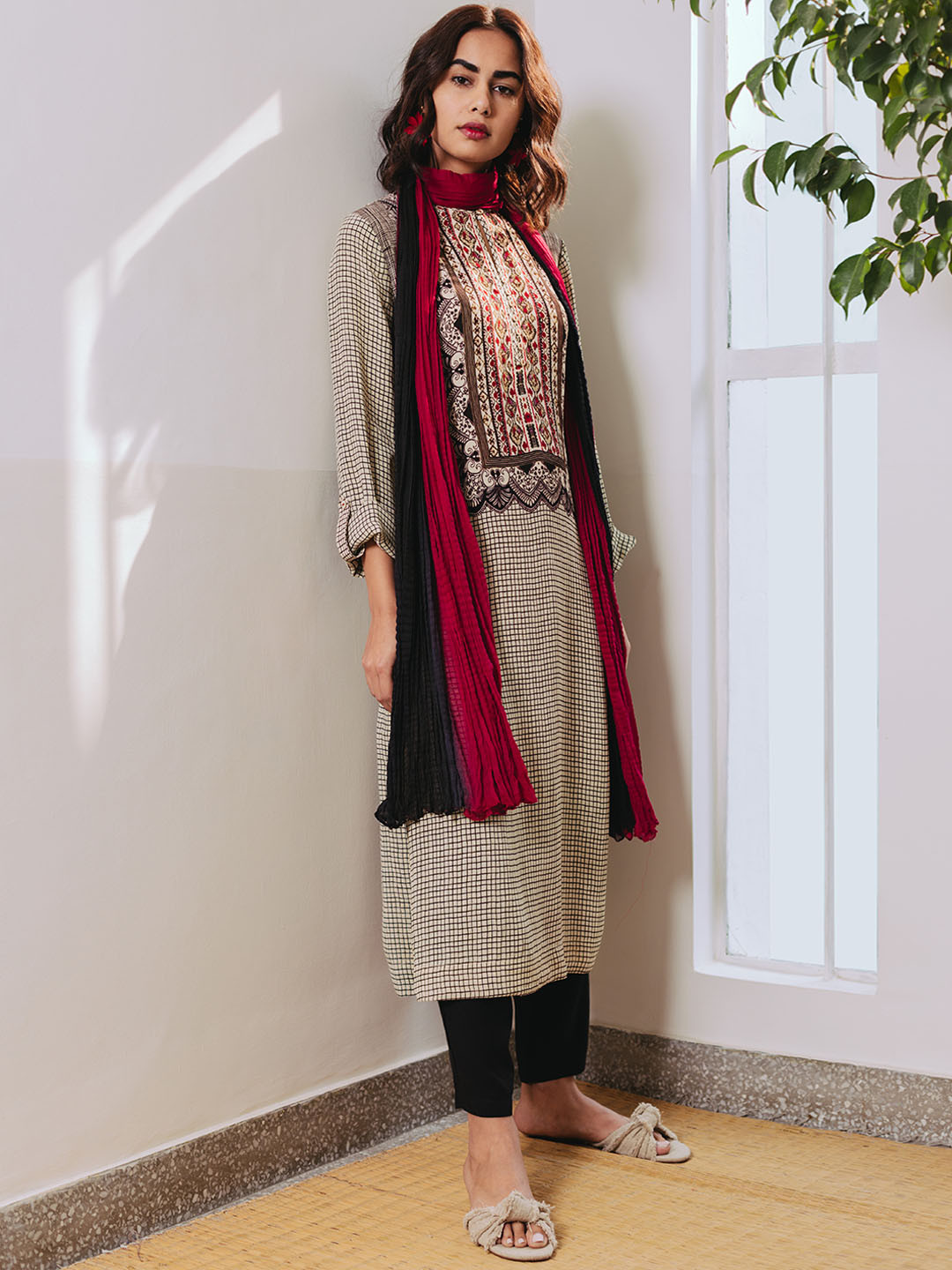 

aarke Ritu Kumar Women Beige & Black Checked Regular Kurta with Trousers & With Dupatta