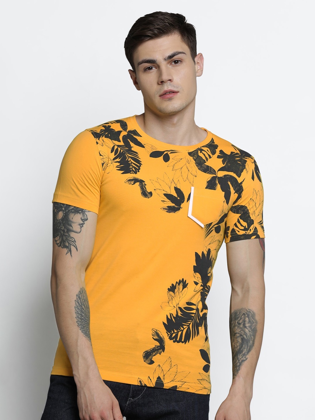 

Maniac Men Yellow & Black Printed Tropical Slim Fit T-shirt