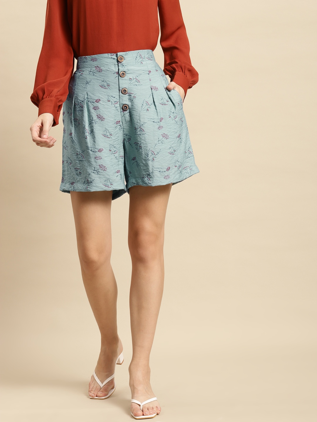 

WoowZerz Women Blue & Red Floral Print Slim Fit High-Rise Regular Shorts