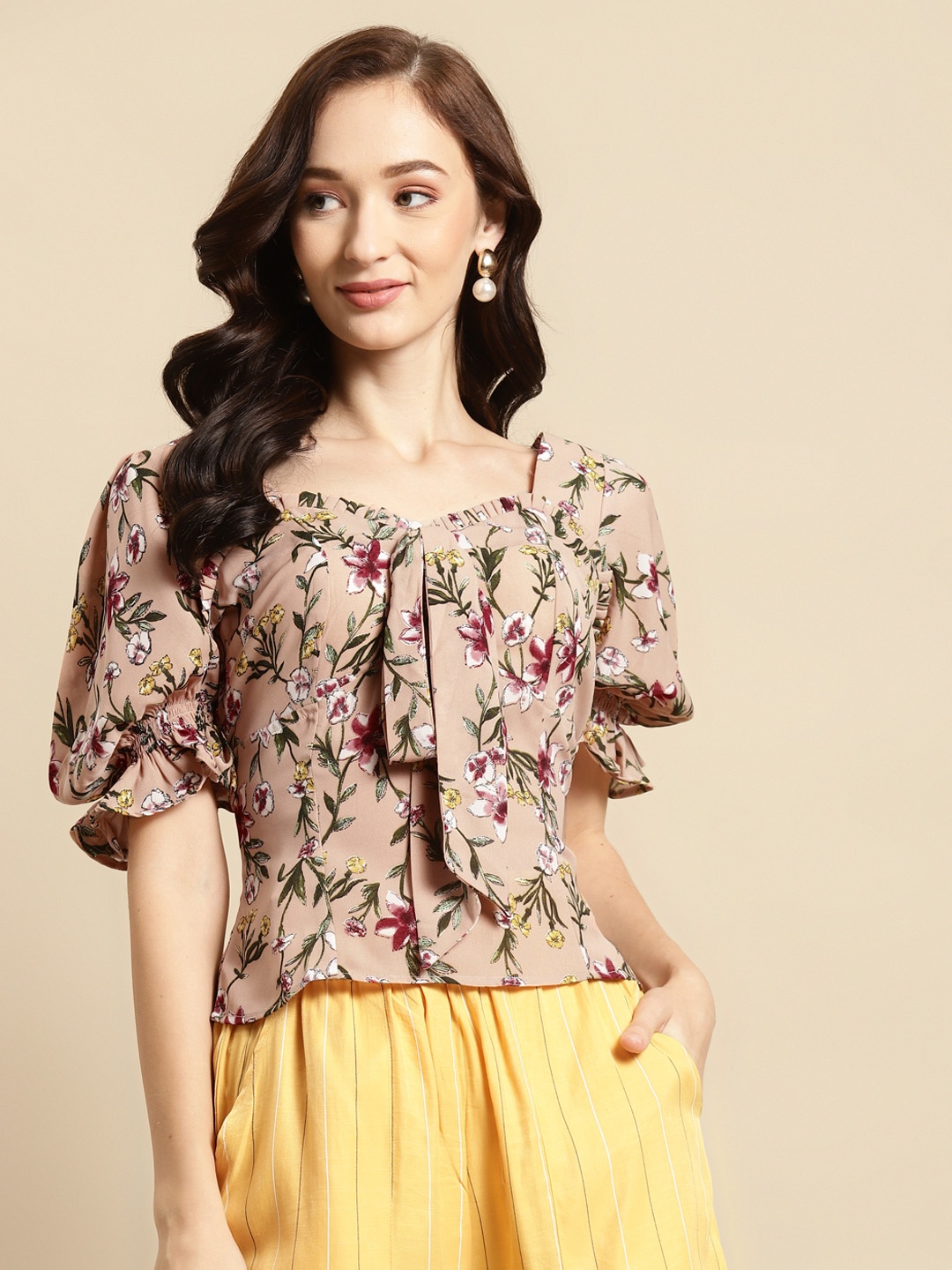 

WoowZerz Women Pink & Green Floral Print Sweetheart Neck Puff Sleeve Regular Top