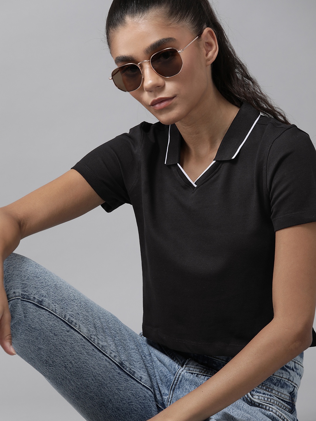 

Roadster Black Solid Spread Collar Cropped Top